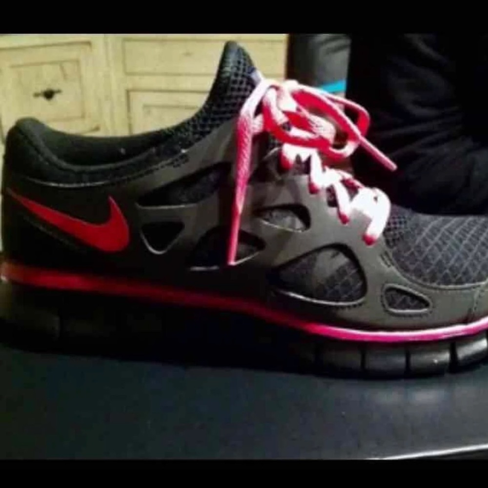 Nike free run tennis shoes